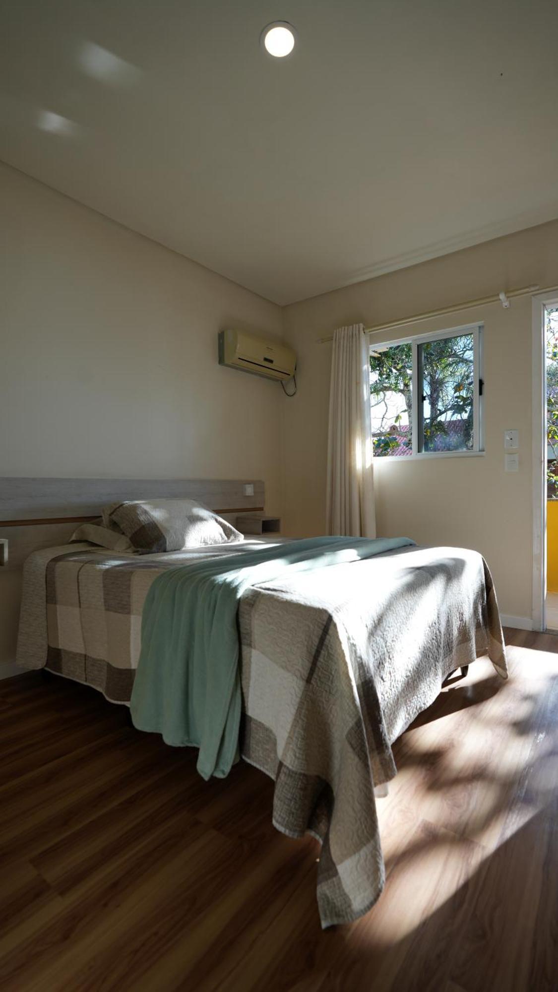 Suíte com Cama de Casal